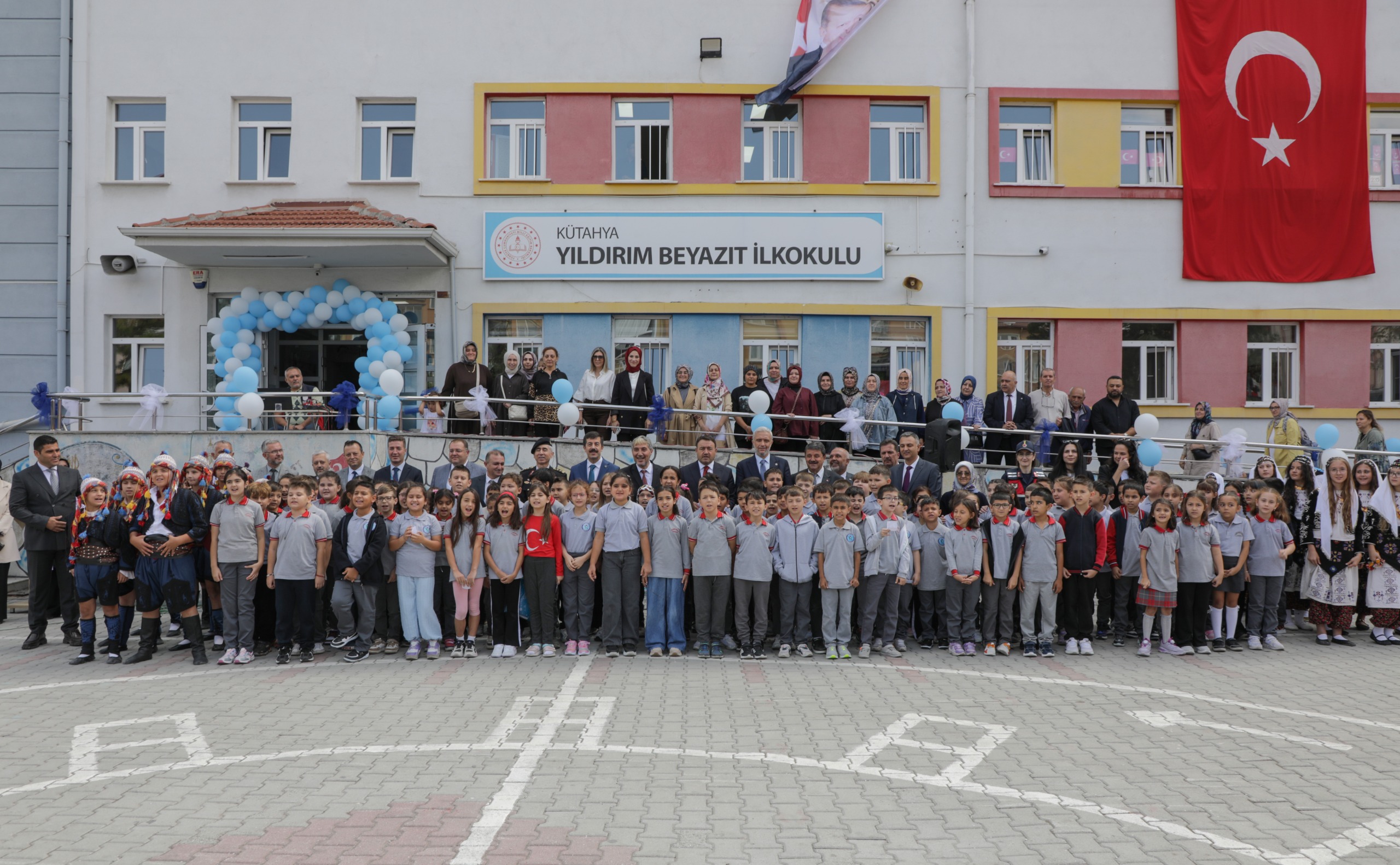 REKTÖR TEKİN, YENİ EĞİTİM ÖĞRETİM YILININ İLK GÜNÜNDE ÖĞRENCİLERLE BULUŞTU