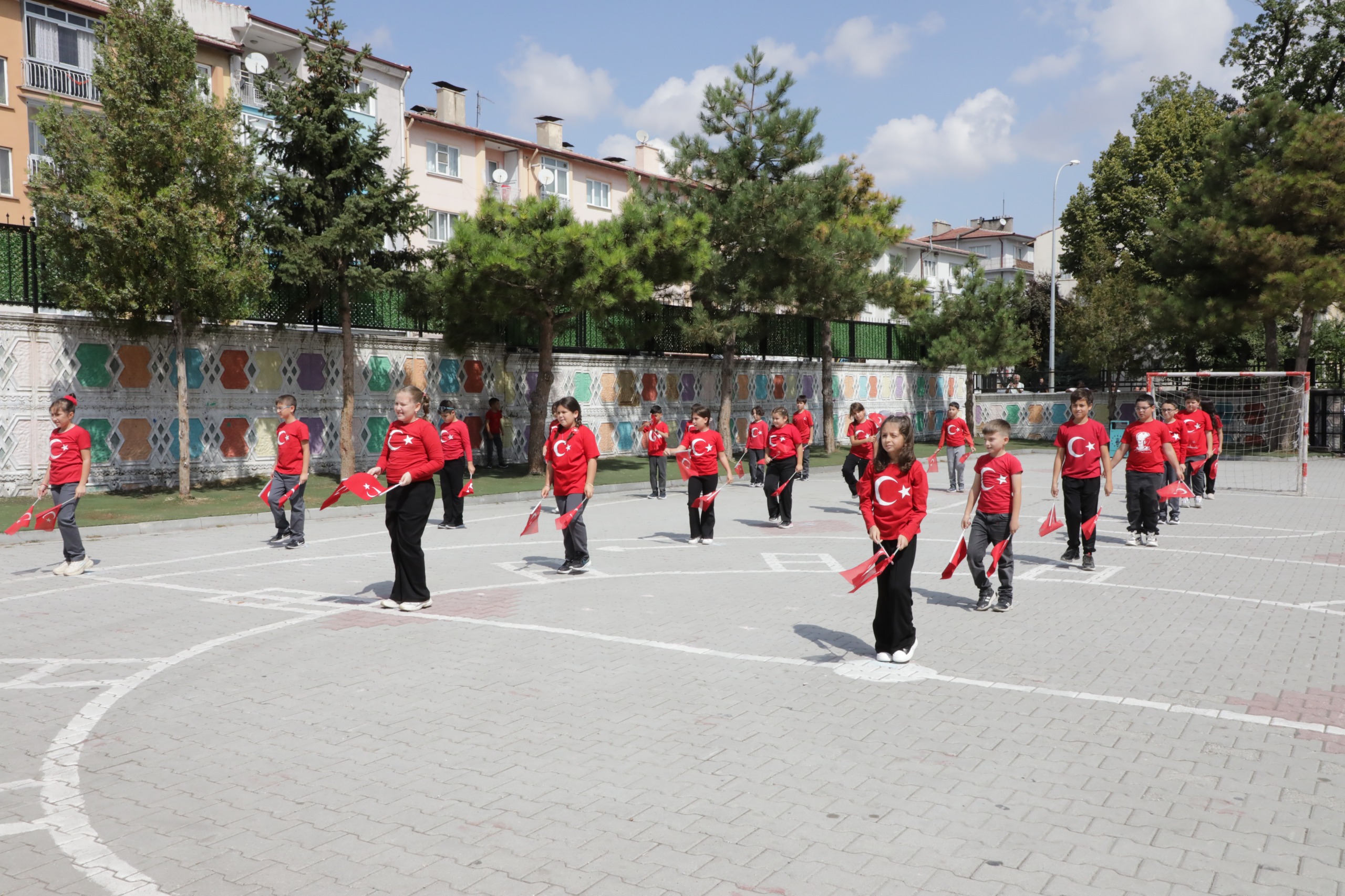 REKTÖR TEKİN, YENİ EĞİTİM ÖĞRETİM YILININ İLK GÜNÜNDE ÖĞRENCİLERLE BULUŞTU