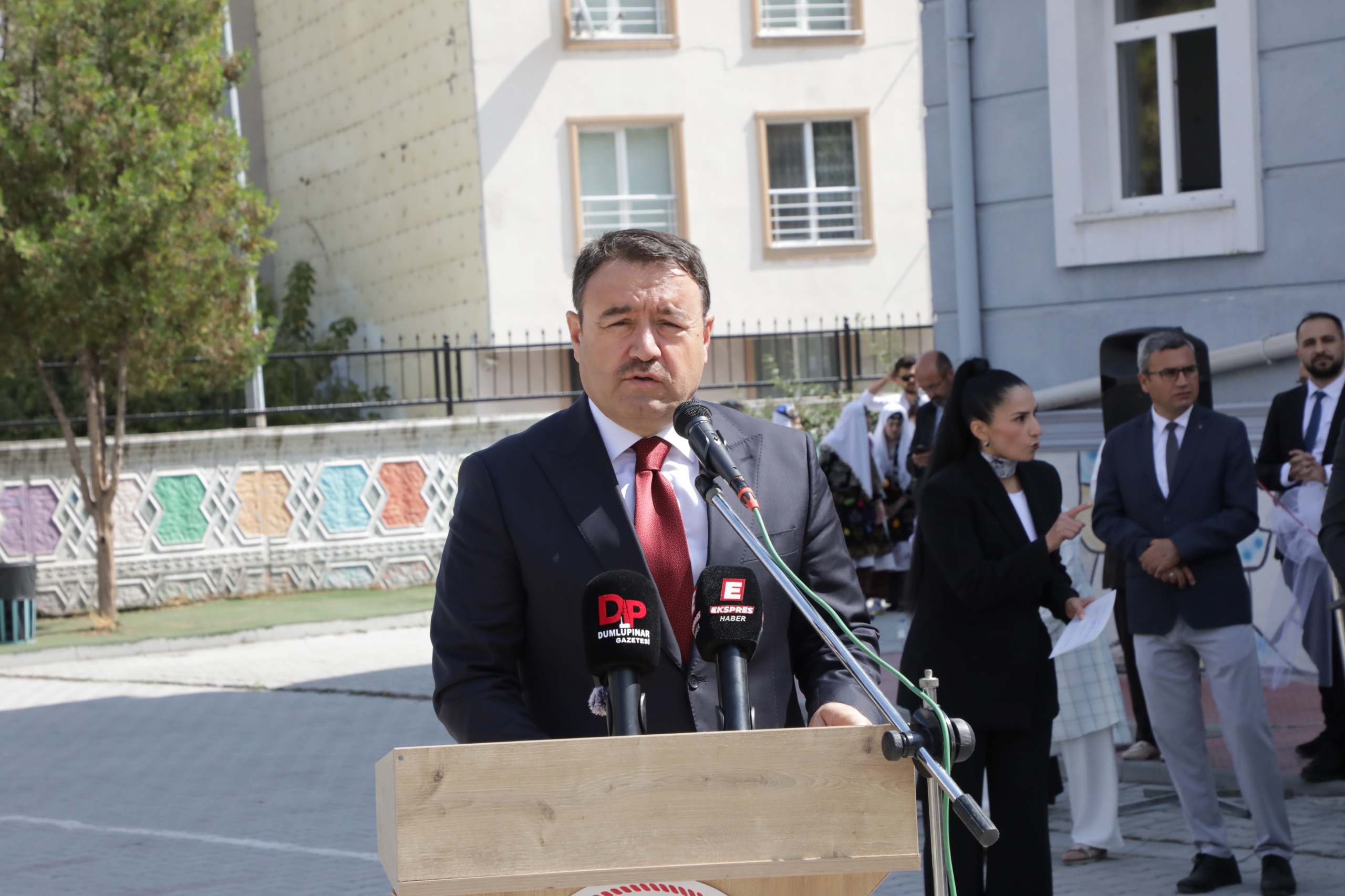 REKTÖR TEKİN, YENİ EĞİTİM ÖĞRETİM YILININ İLK GÜNÜNDE ÖĞRENCİLERLE BULUŞTU