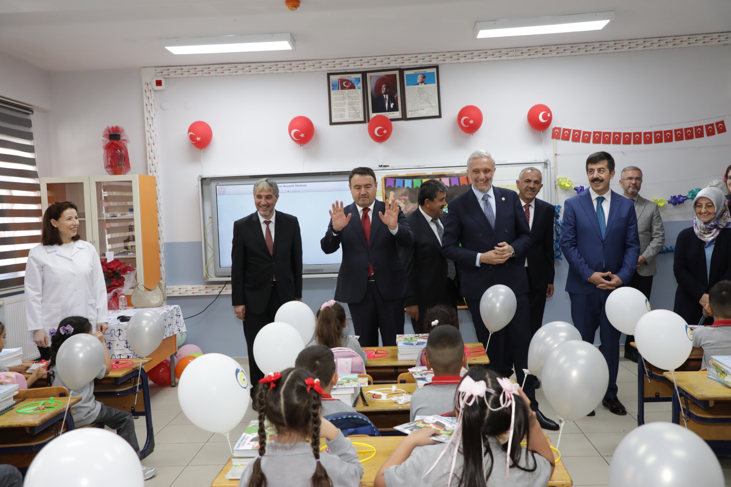 REKTÖR TEKİN, YENİ EĞİTİM ÖĞRETİM YILININ İLK GÜNÜNDE ÖĞRENCİLERLE BULUŞTU