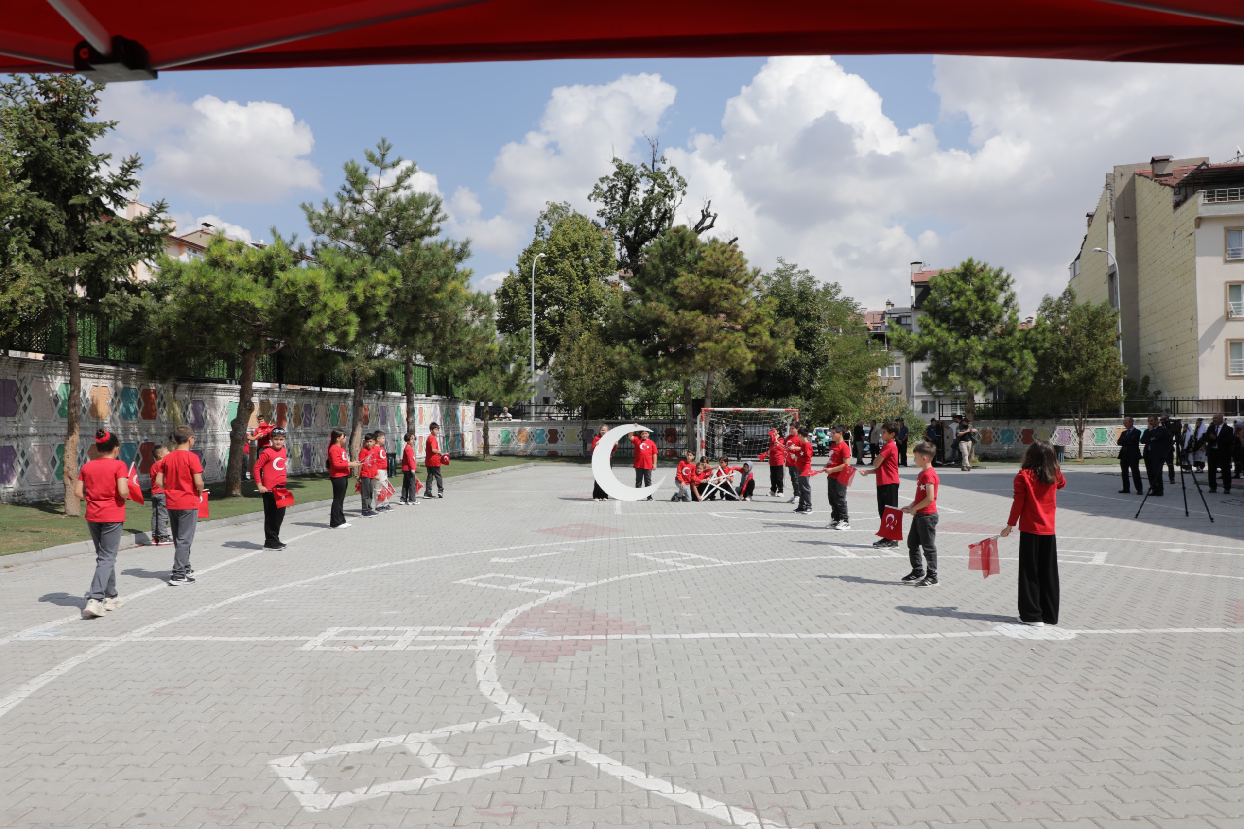 REKTÖR TEKİN, YENİ EĞİTİM ÖĞRETİM YILININ İLK GÜNÜNDE ÖĞRENCİLERLE BULUŞTU