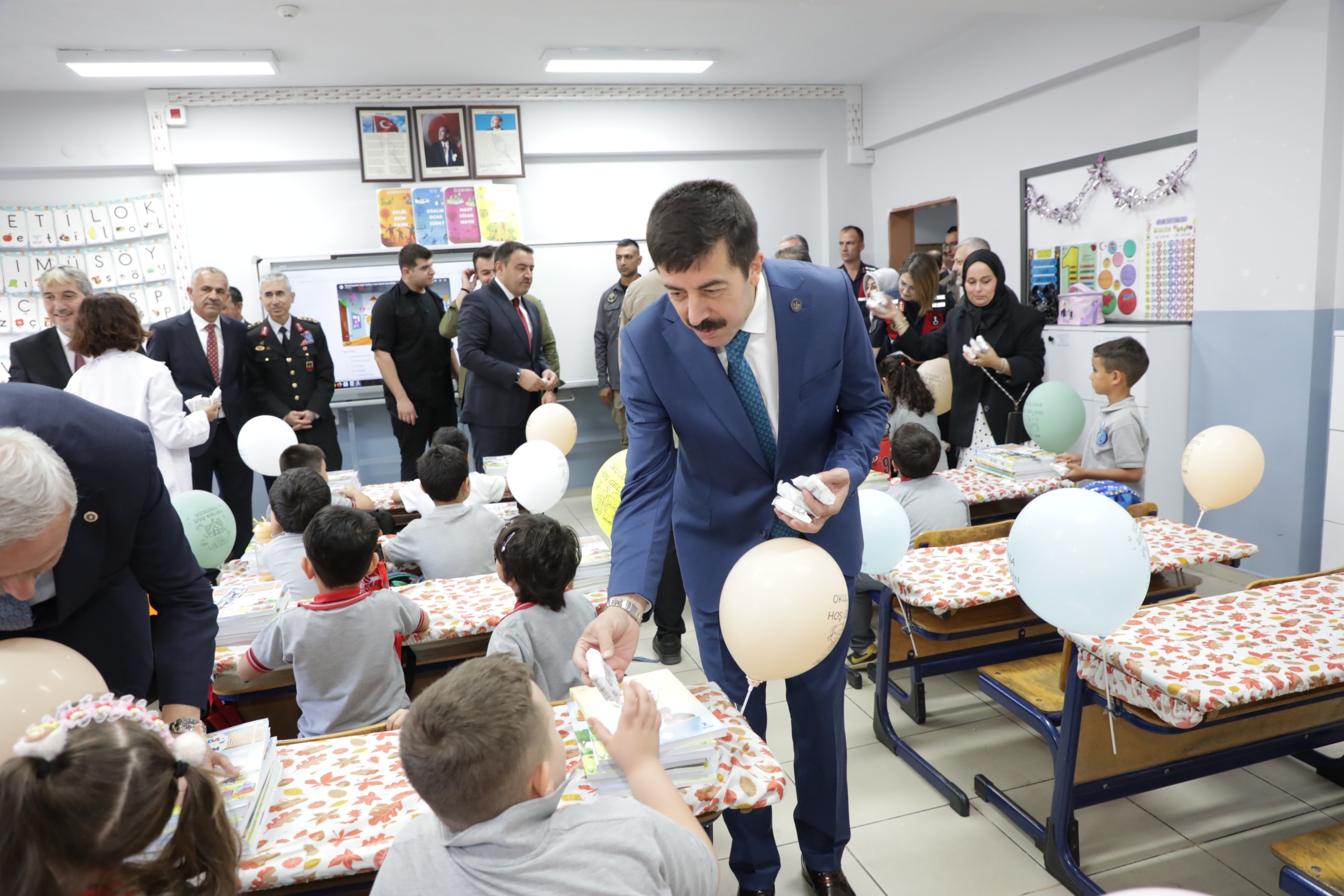 REKTÖR TEKİN, YENİ EĞİTİM ÖĞRETİM YILININ İLK GÜNÜNDE ÖĞRENCİLERLE BULUŞTU