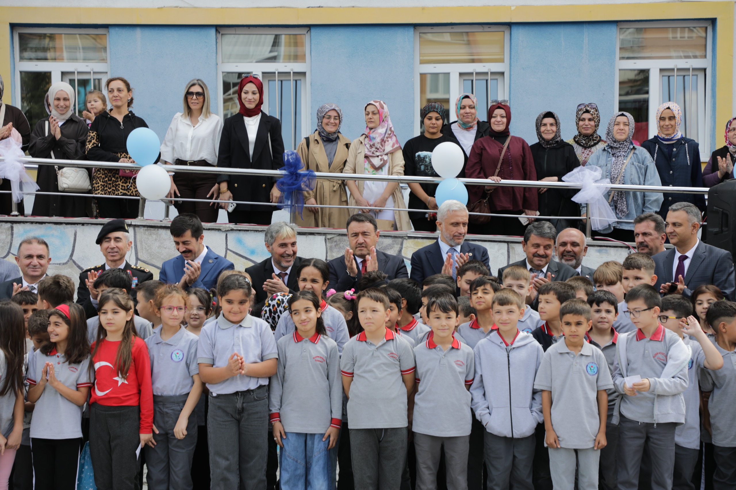 REKTÖR TEKİN, YENİ EĞİTİM ÖĞRETİM YILININ İLK GÜNÜNDE ÖĞRENCİLERLE BULUŞTU