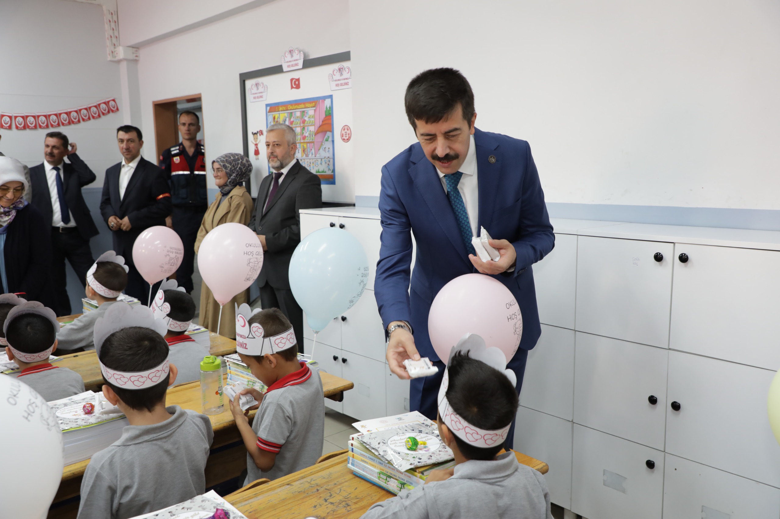 REKTÖR TEKİN, YENİ EĞİTİM ÖĞRETİM YILININ İLK GÜNÜNDE ÖĞRENCİLERLE BULUŞTU