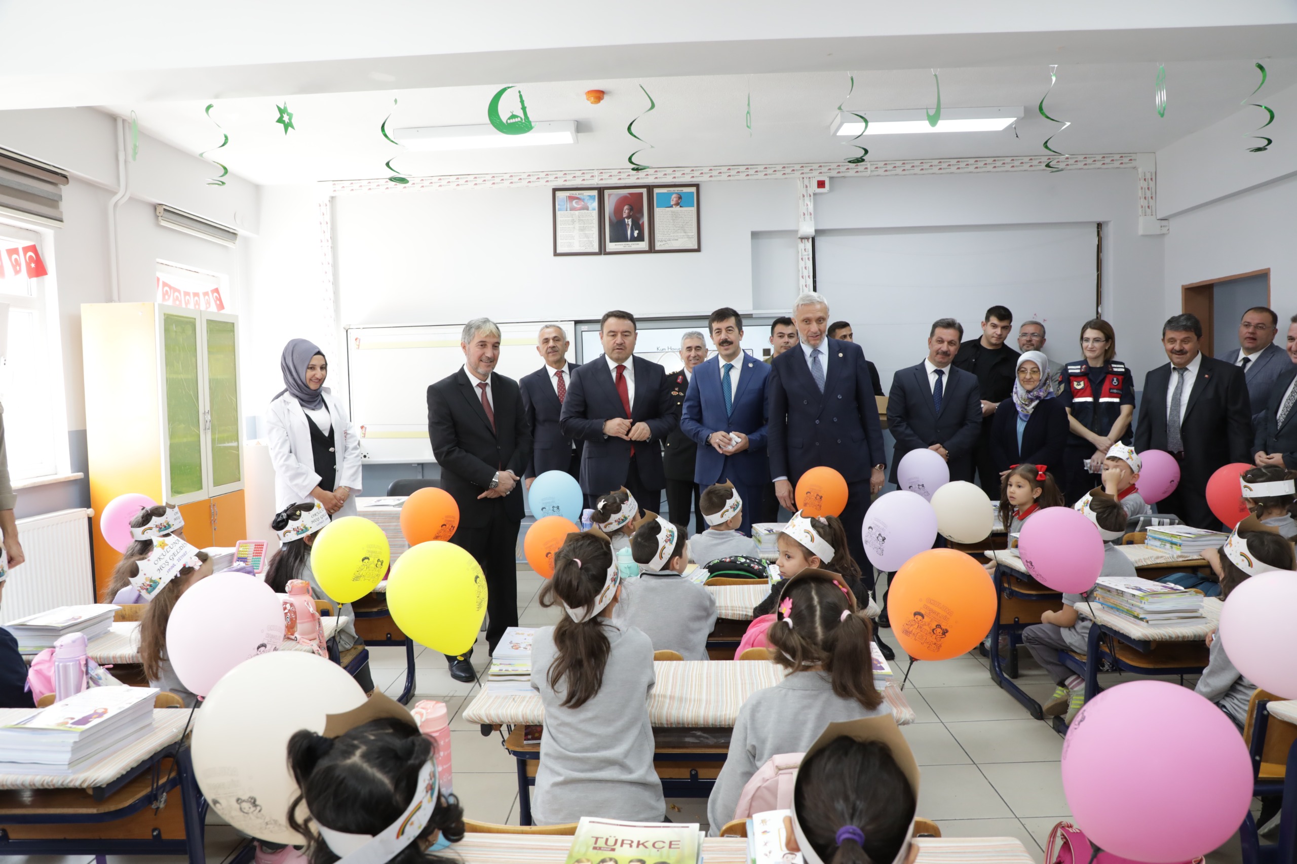 REKTÖR TEKİN, YENİ EĞİTİM ÖĞRETİM YILININ İLK GÜNÜNDE ÖĞRENCİLERLE BULUŞTU