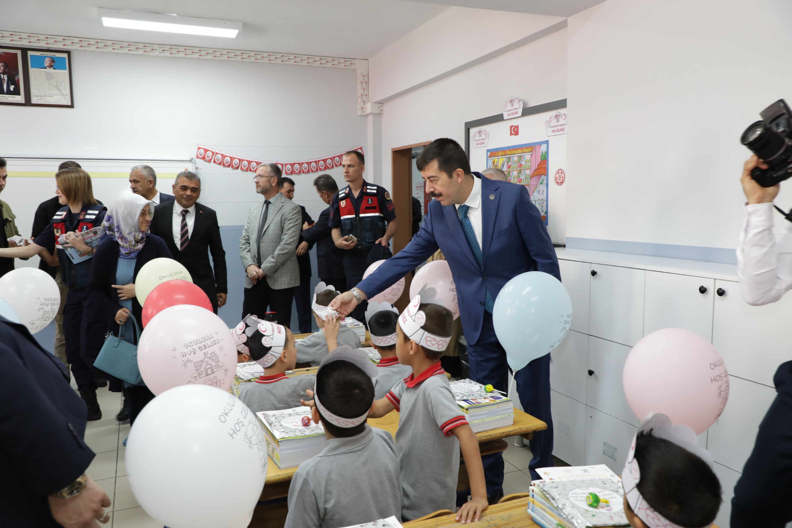 REKTÖR TEKİN, YENİ EĞİTİM ÖĞRETİM YILININ İLK GÜNÜNDE ÖĞRENCİLERLE BULUŞTU