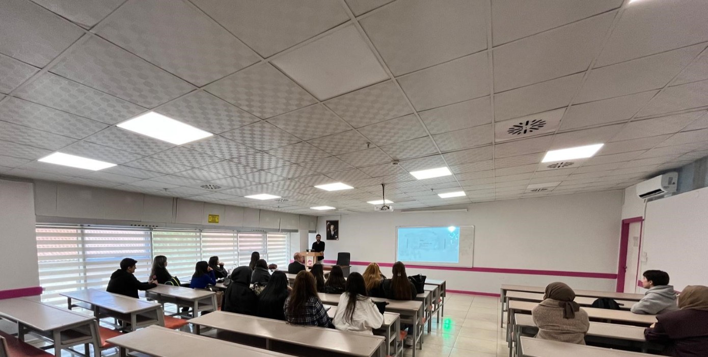 Yapay Zekâ Operatörlüğü Programı 1. Sınıf Öğrencilerine Yönelik Oryantasyon Programı Gerçekleştirildi