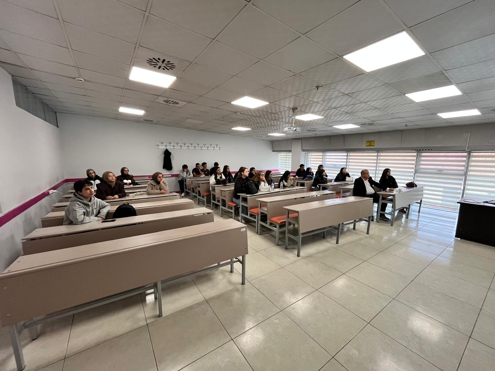 Yapay Zekâ Operatörlüğü Programı 1. Sınıf Öğrencilerine Yönelik Oryantasyon Programı Gerçekleştirildi - 4