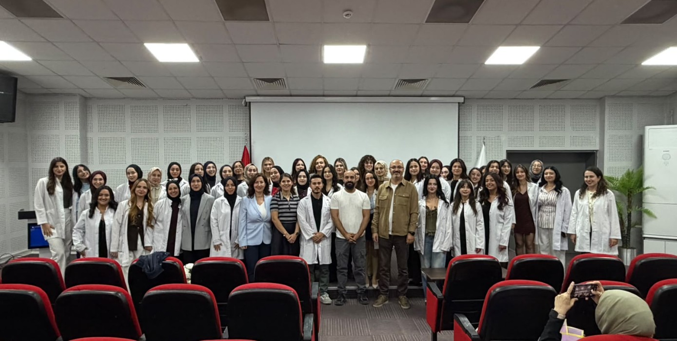 Dördüncü sınıf öğrencilerimiz için önlük giyme ve staj oryantasyon programı düzenlendi.