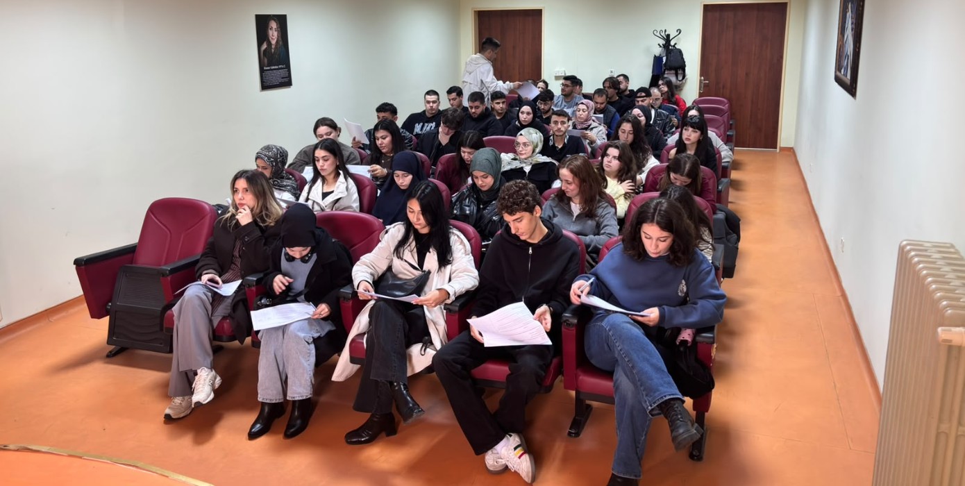 Diş Protez Teknolojisi programı 2. sınıf öğrencilerimiz, sahada gerçekleştirecekleri uygulamalı eğitimler öncesinde Kütahya Ağız ve Diş Sağlığı Hastanesi’nde düzenlenen oryantasyona katıldı.