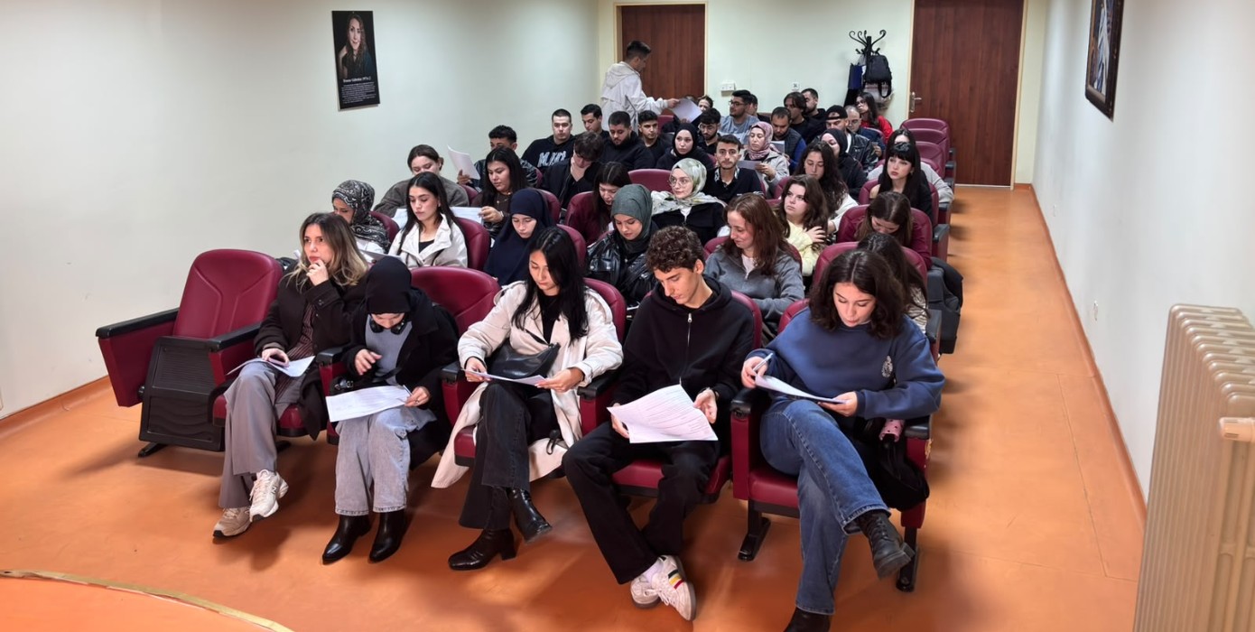 Diş Protez Teknolojisi programı 2. sınıf öğrencilerimiz, sahada gerçekleştirecekleri uygulamalı eğitimler öncesinde Kütahya Ağız ve Diş Sağlığı Hastanesi’nde düzenlenen oryantasyona katıldı.