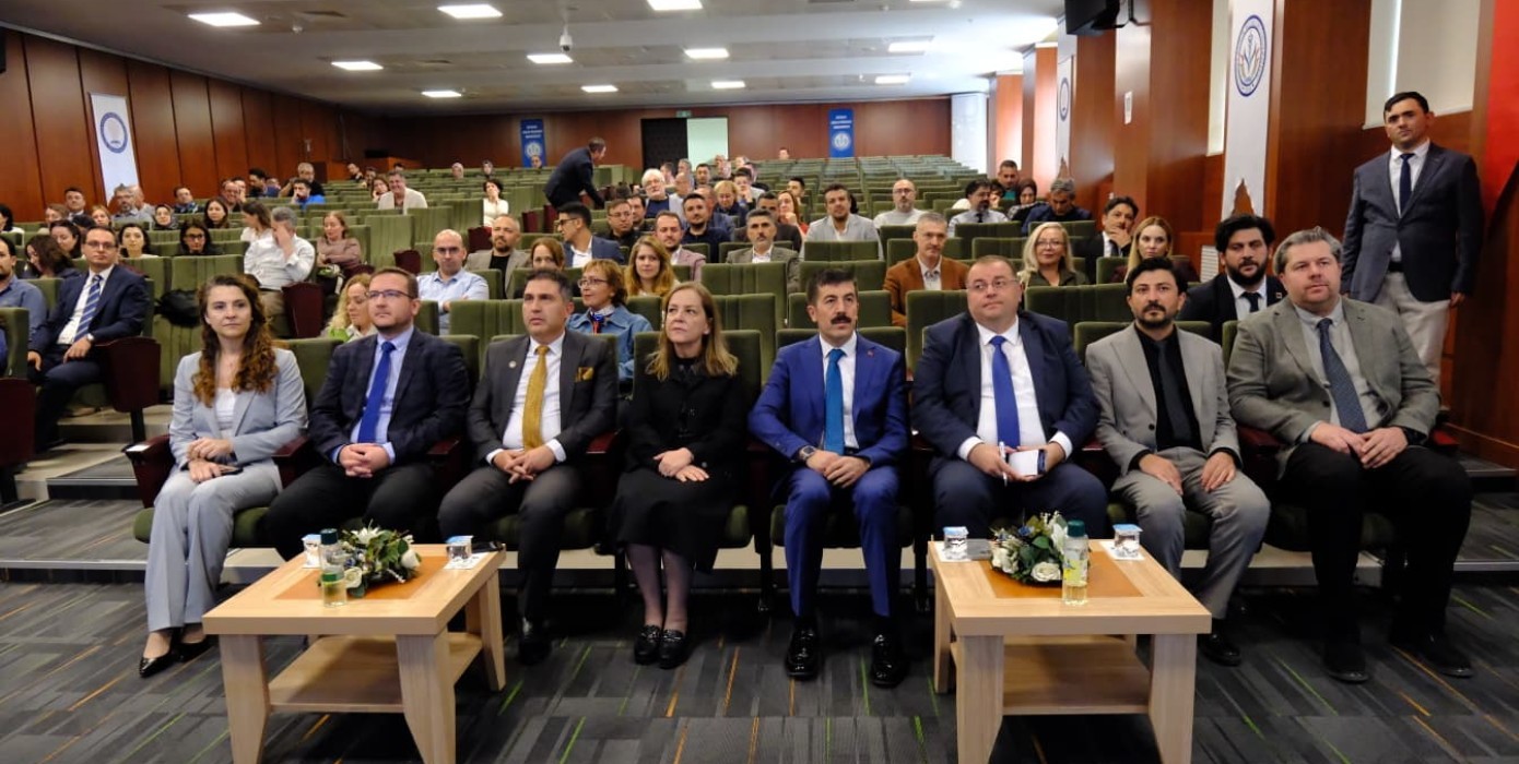 Kütahya Sağlık Bilimleri Üniversitesi (KSBÜ) Tıp Fakültesinde akademik kurul ve değerlendirme toplantısı, Hekim Sinan Konferans Salonu’nda gerçekleştirildi.