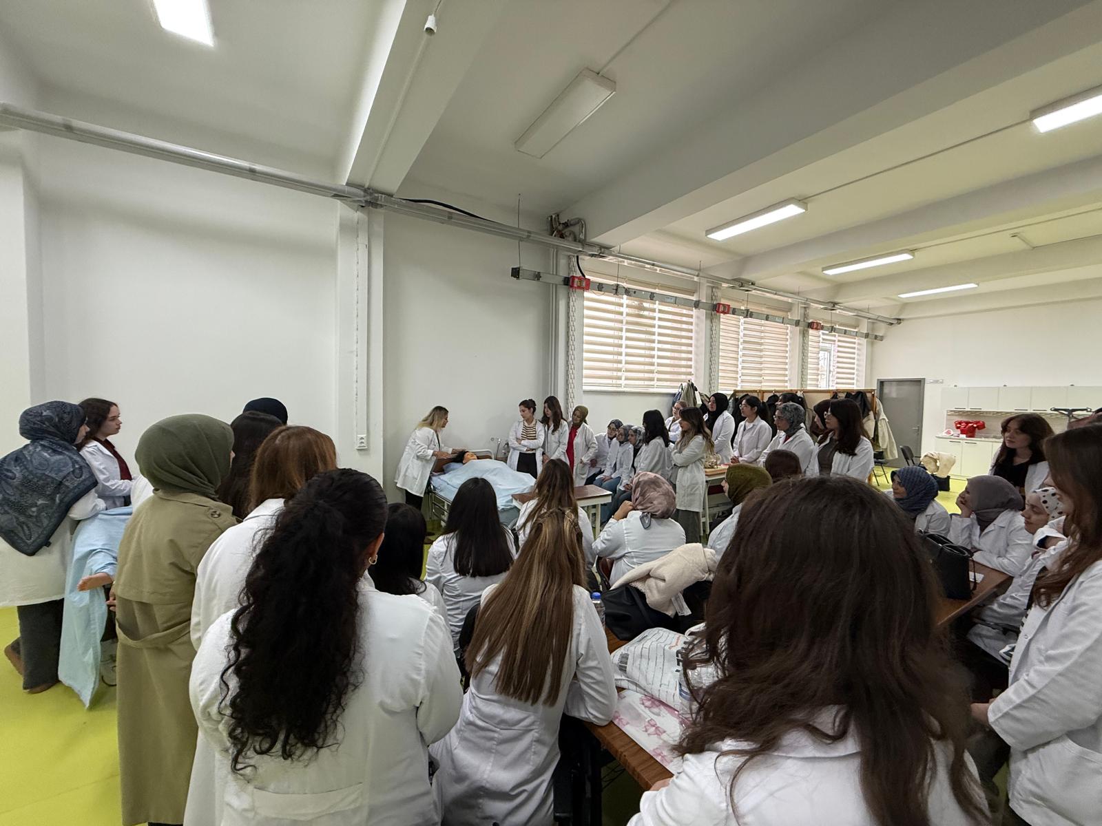 Normal Doğum ve Doğum Sonu Dönem Dersi Şube 1 Öğrencileri ile Laboratuvar Uygulaması Gerçekleştirildi. - 2