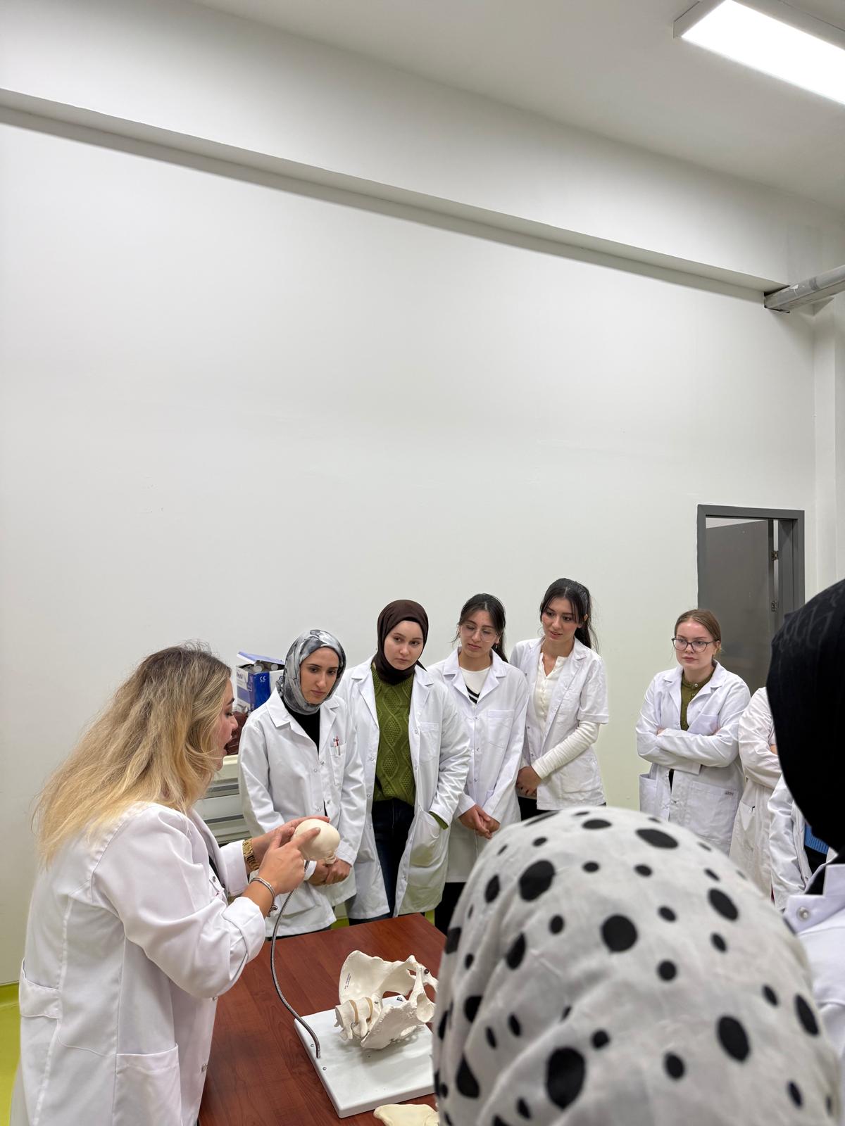 Normal Doğum ve Doğum Sonu Dönem Dersi Şube 1 Öğrencileri ile Laboratuvar Uygulaması Gerçekleştirildi. - 3